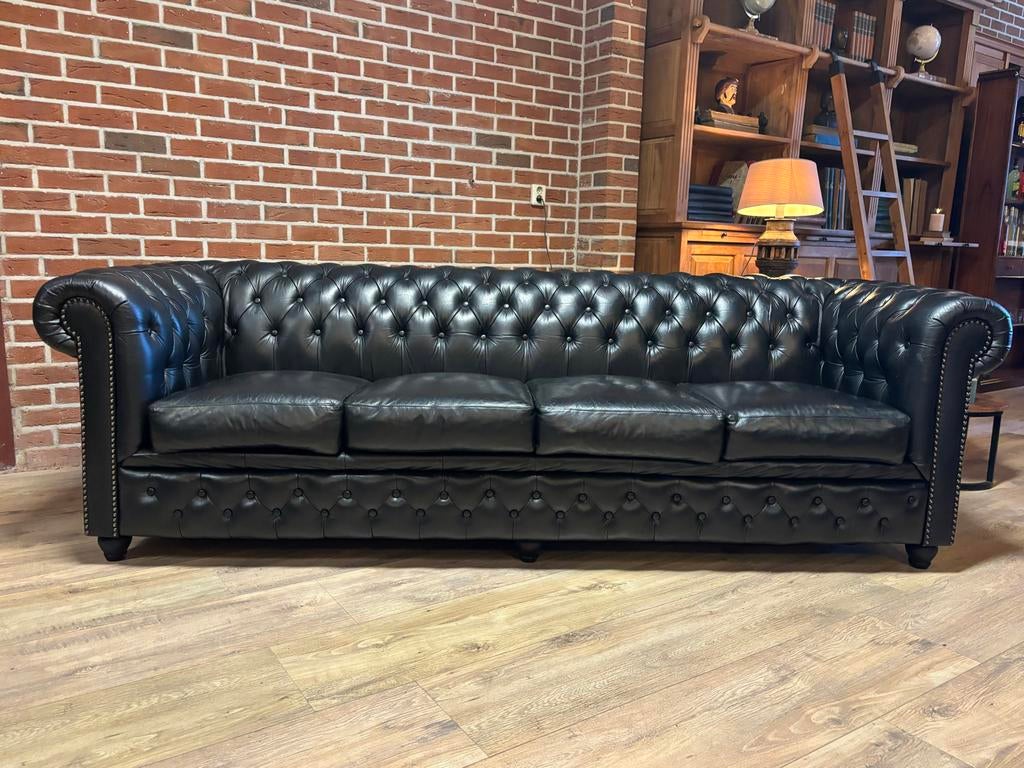 Originele 4-zits Chesterfield bank - 255cm breed, Huis en Inrichting, Banken | Bankstellen, Ophalen, 250 tot 300 cm, Info@chesterfieldjinkie.nl