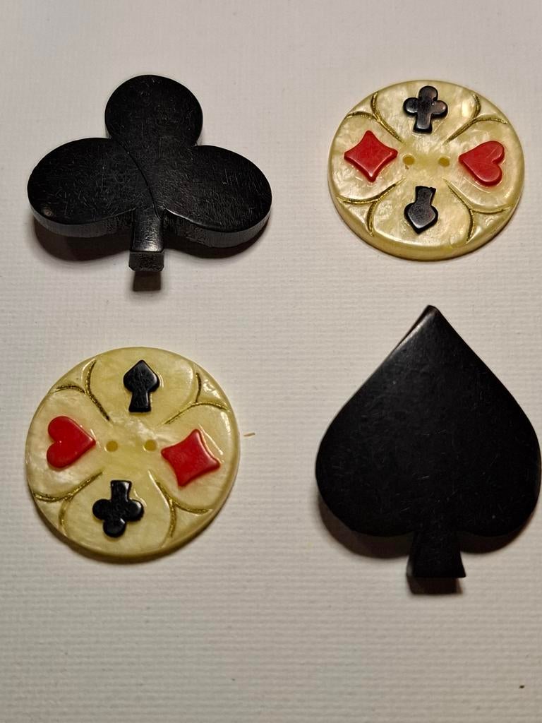 Uniek. 4 vintage klaverjas knopen. Nog nooit eerder gezien., Ophalen, Nieuw, Knoop of Knopen