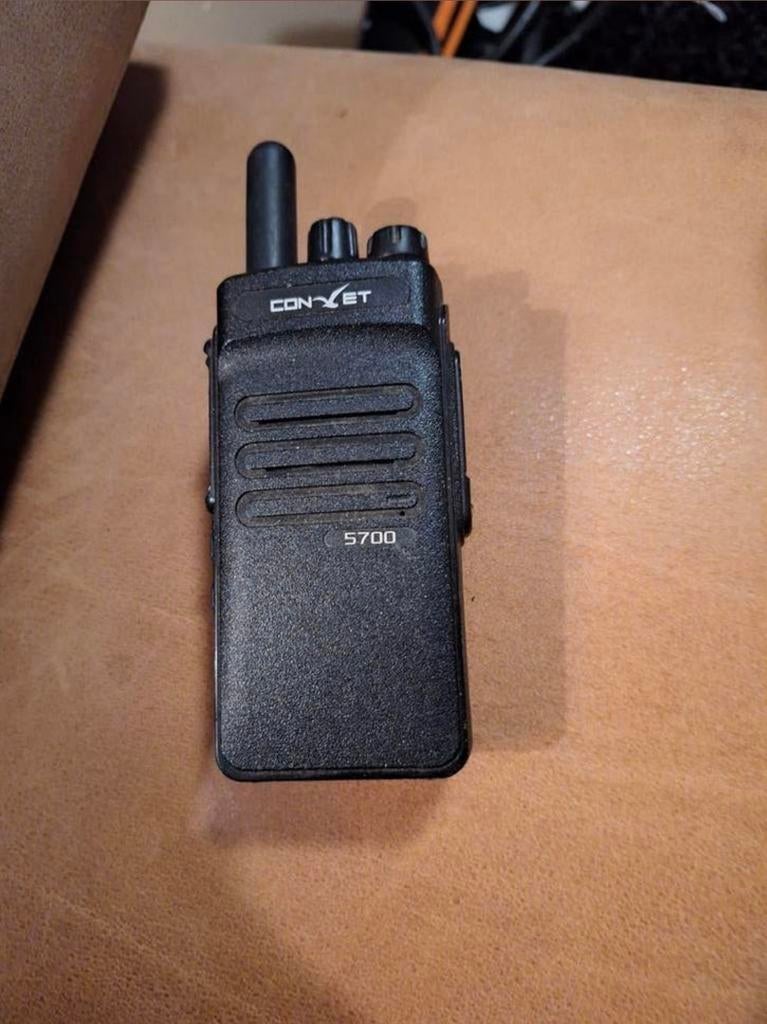 Conyet 5700 Portofoon - Goede Staat, Incl. Broekklem, Ophalen of Verzenden, Zo goed als nieuw, Portofoon of Walkie-talkie, Met broekklem