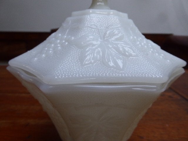Opaline doos met deksel in wit, Ophalen of Verzenden