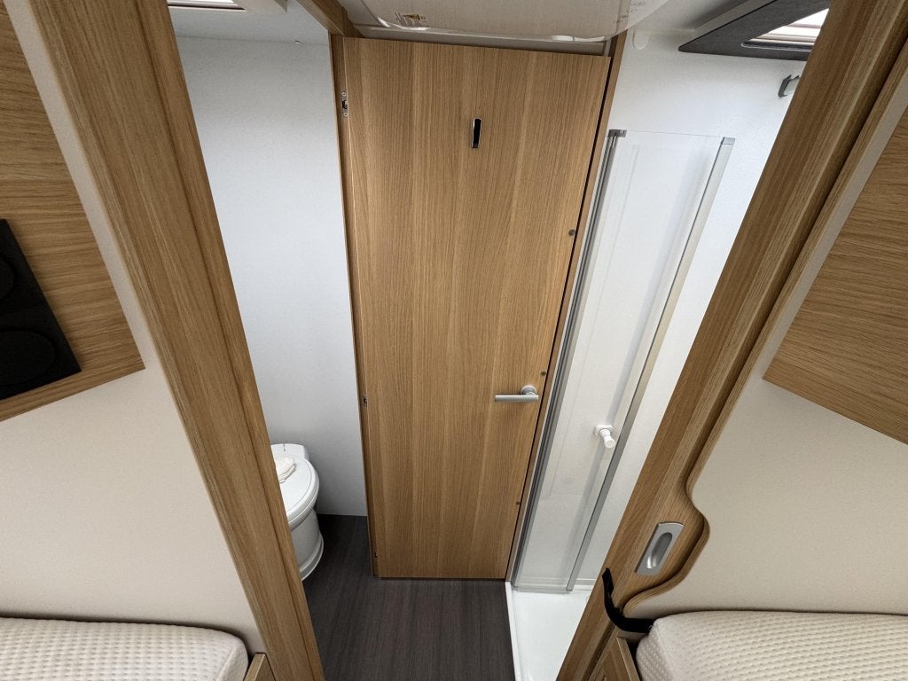 Foto 19 van Adria Matrix Plus 670 DL Automaat Lithium Airco Omvormer