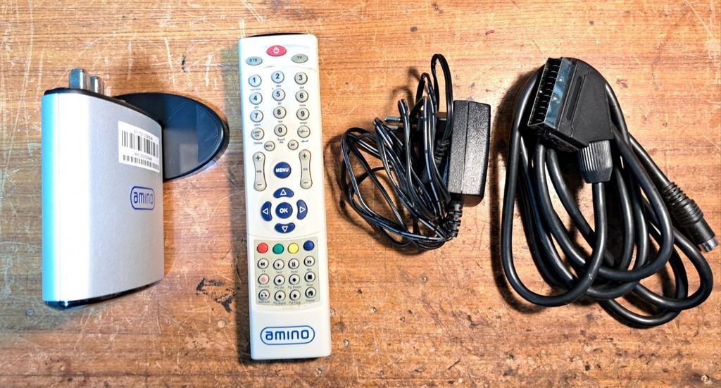 Amino settop box A110 met afstandsbediening en kabels, Ophalen of Verzenden, Gebruikt, Decoder