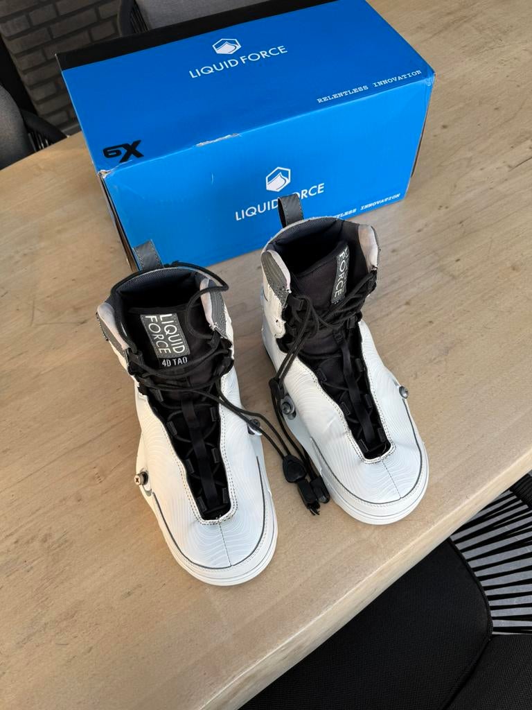 Wakeboard binding / boots, Ophalen of Verzenden, Zo goed als nieuw, Wit, Boots