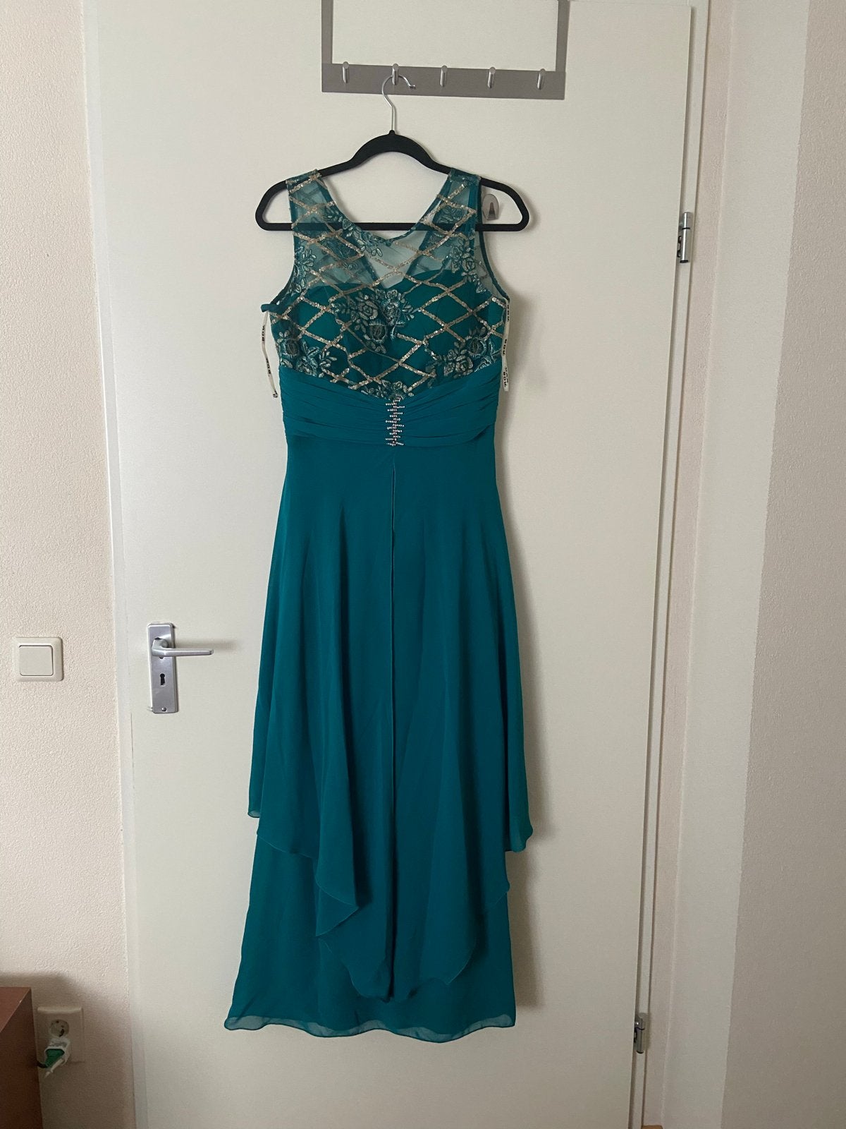 Elegante avondjurk in smaragdgroen met gouden details, Ophalen, Maat 46/48 (XL) of groter, Zo goed als nieuw, Onder de knie