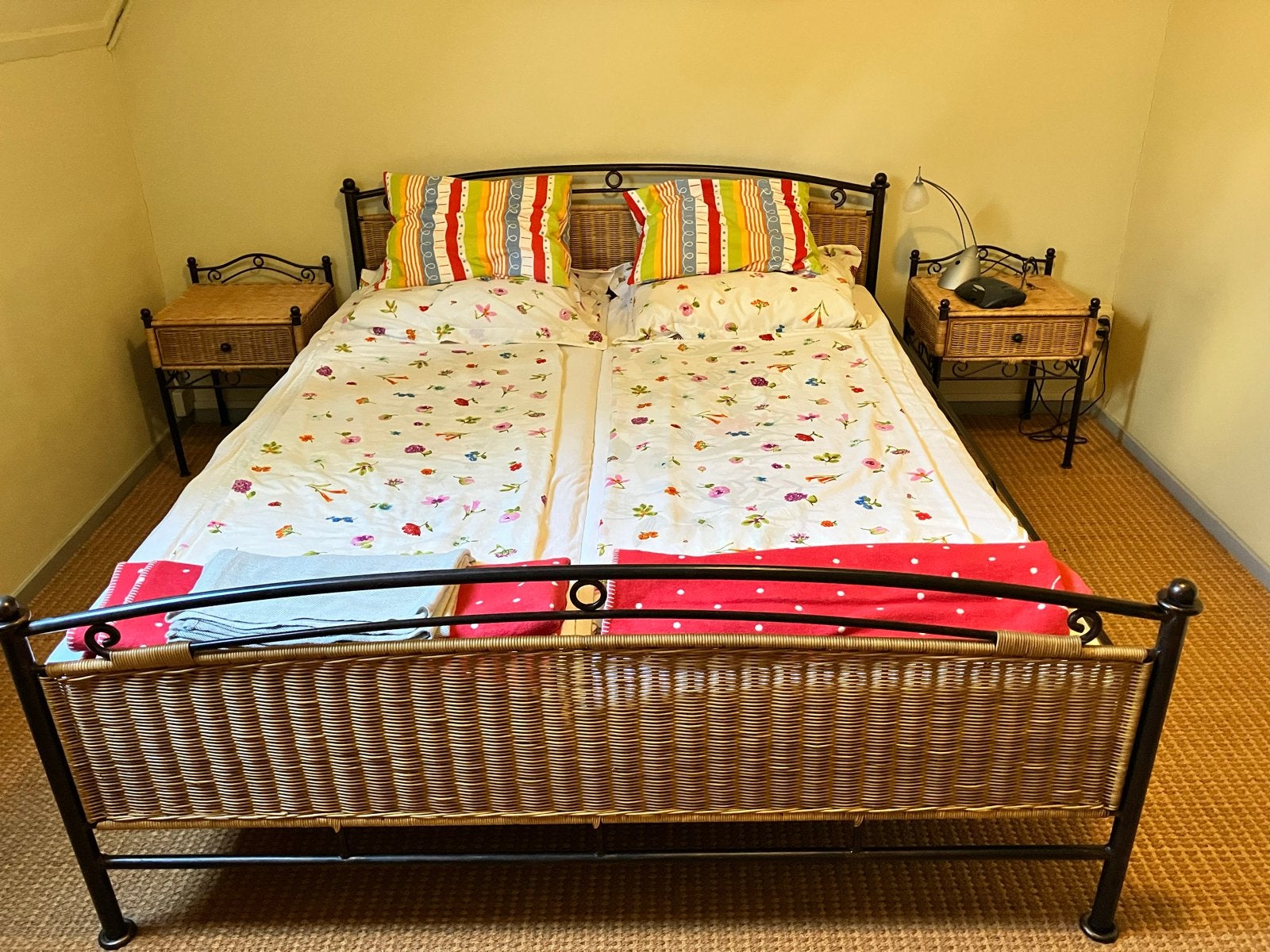 Set met tweepersoonsbed, dressoir, spiegel en nachtkastjes, Gebruikt, Zwart, Tweepersoons, Ophalen of Verzenden