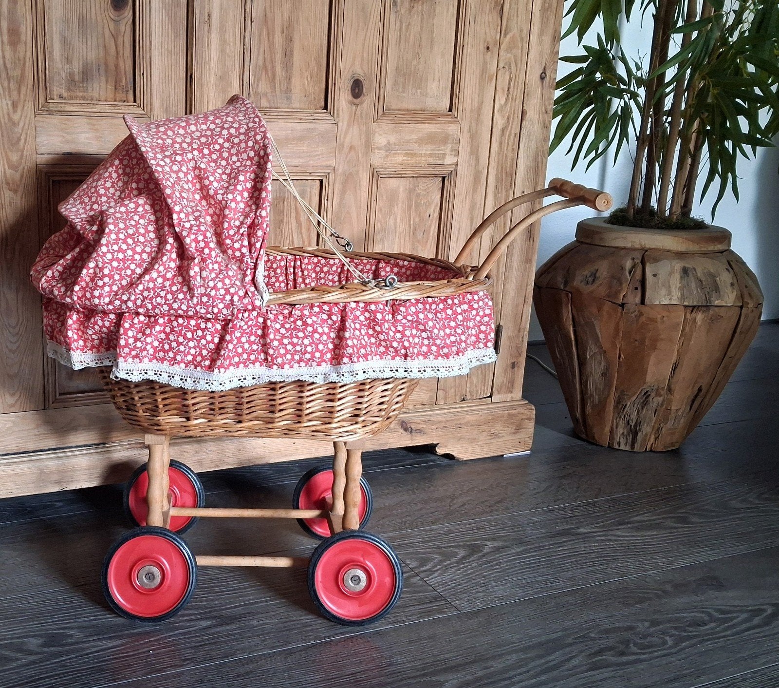 Brocante Rotan poppenwagen met rood / witte bekleding, Ophalen