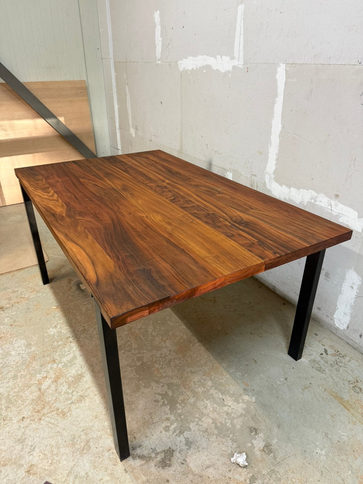 Massief walnoten tafel, 100 tot 150 cm, Ophalen of Verzenden, Zo goed als nieuw, 150 tot 200 cm