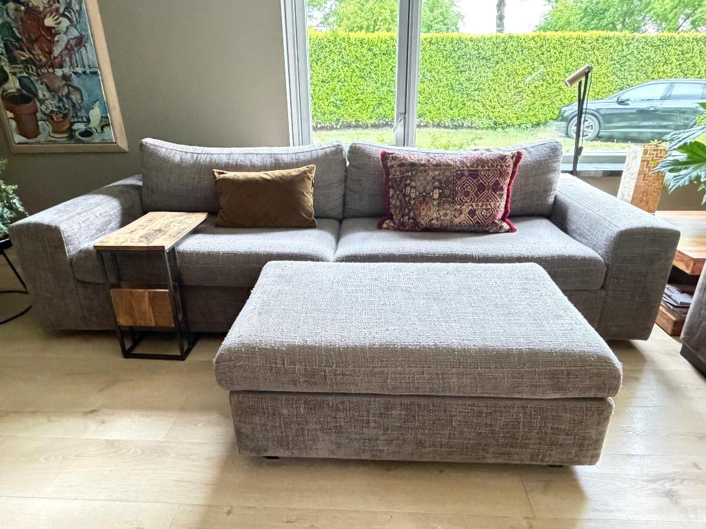 Moderne bank+hocker grijs, Huis en Inrichting, Ophalen, 250 tot 300 cm, Gebruikt, Driepersoons