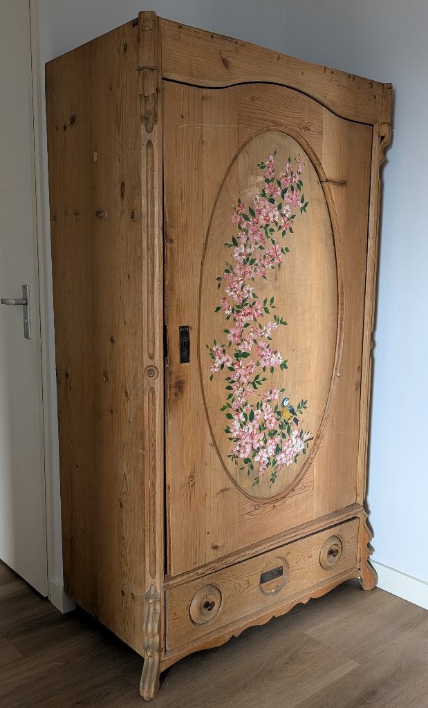 Antieke grenen kast met handgeschilderde bloemen en vogel, Antiek en Kunst, Ophalen