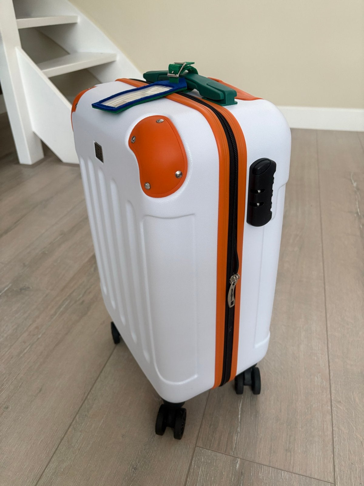 Witte koffer met oranje accenten en wieltjes, Sieraden, Tassen en Uiterlijk, Koffers, 50 tot 60 cm, Hard kunststof, Ophalen of Verzenden