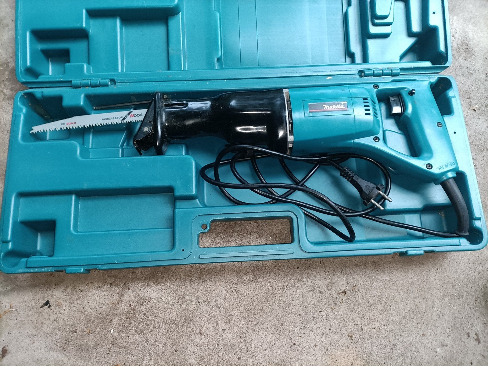 Makita Reciprozaag in koffer, Doe-het-zelf en Verbouw, Ophalen, Gebruikt, 70 mm of meer, 600 tot 1200 watt