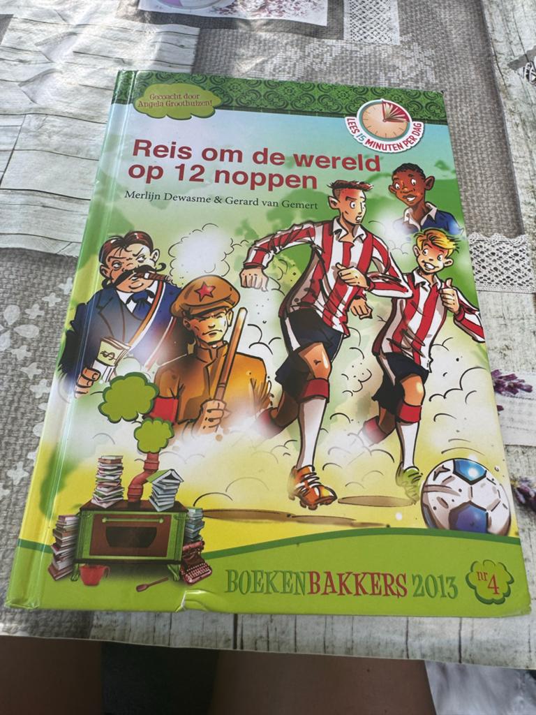 Reis om de wereld op 12 noppen - BoekenBakkers 2013, Boeken, Ophalen of Verzenden, Zo goed als nieuw, Fictie