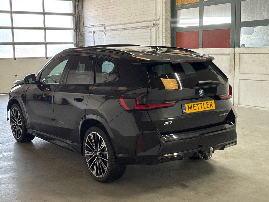BMW X1 xDrive30e M pakket M Sport Pro Panoramadak|Navigatie|, 1800 kg, 16 kWh, Zwart, Bedrijf