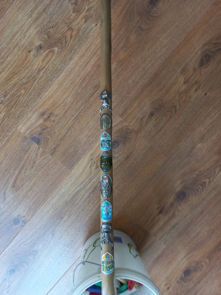 Wandelstok 97 cm lang met 8 schildjes, Ophalen, Gebruikt