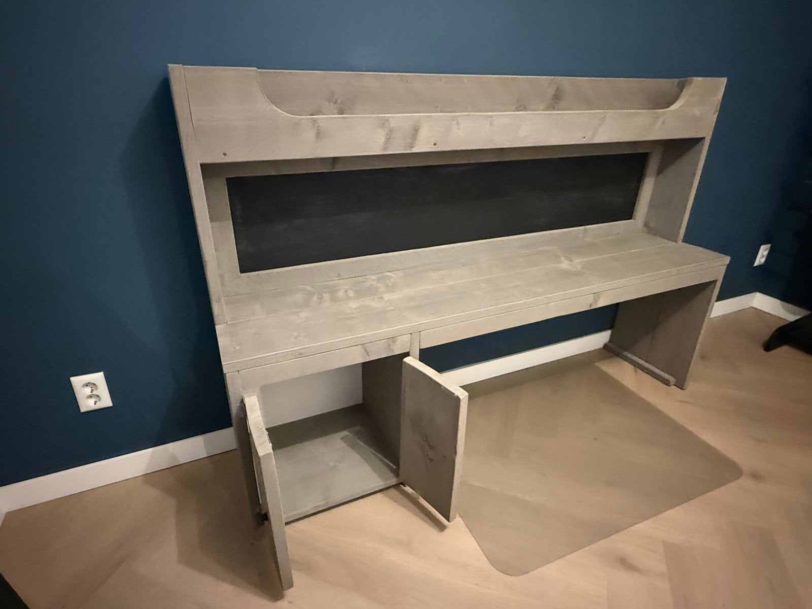 Steigerhouten speelmeubel/bureau met krijtbord, Kinderen en Baby's, Kinderkamer | Tafels en Stoelen, Ophalen, Zo goed als nieuw