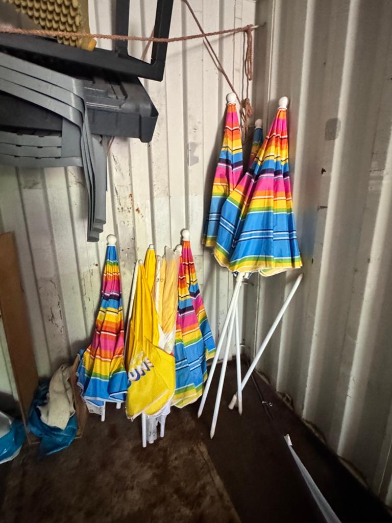 Diverse nette parasols en Ola Beachflag , Strandvlag, Tuin en Terras, Parasols, Ophalen, Zo goed als nieuw, 1 tot 2 meter