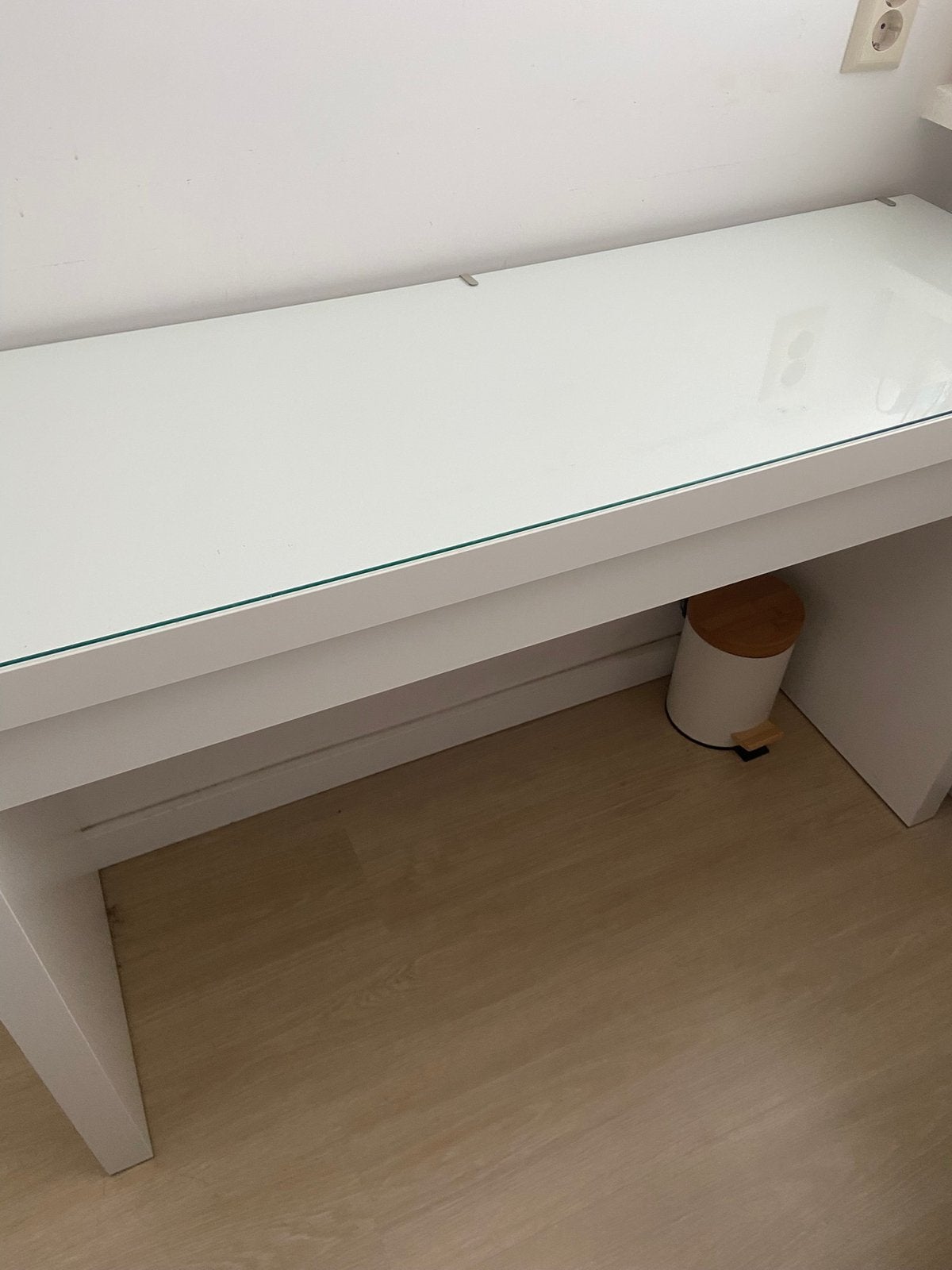 Witte Bureau met glasplaat, Ophalen, 50 tot 100 cm, Zo goed als nieuw, 25 tot 50 cm