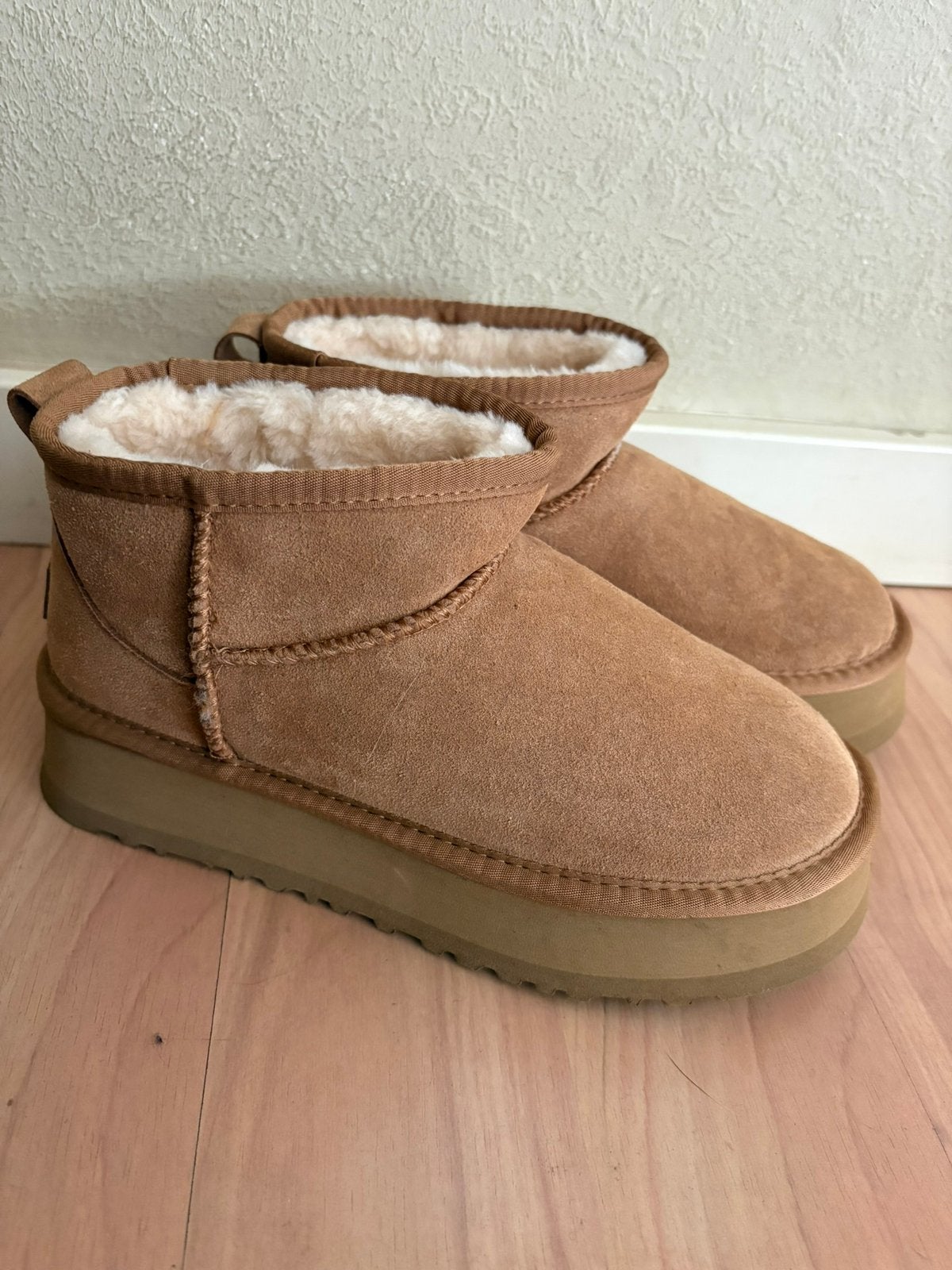 Nieuw Ugg mini platform chestnut mt 38, Bruin, Lage of Enkellaarzen, Nieuw, Ophalen of Verzenden