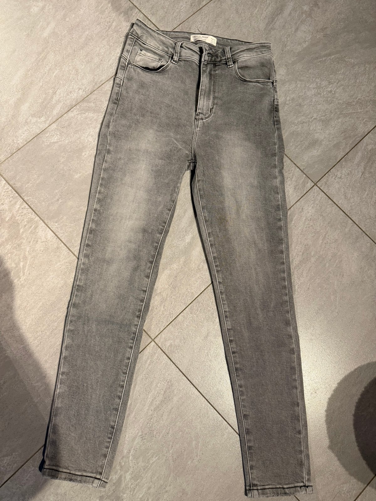 Grijze skinny jeans van Hello Miss - Maat  38, Ophalen of Verzenden, Nieuw, Grijs, W28 - W29 (confectie 36)
