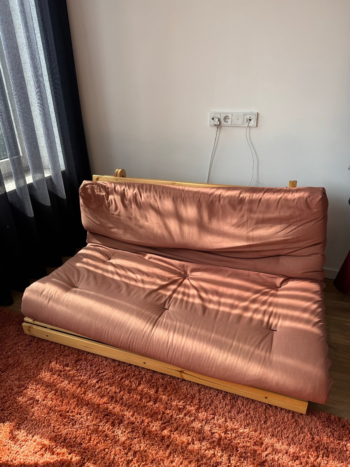 Futonbank/slaapbank - Hout en roze stof, Gebruikt, Tweepersoons, Roze, 200 cm
