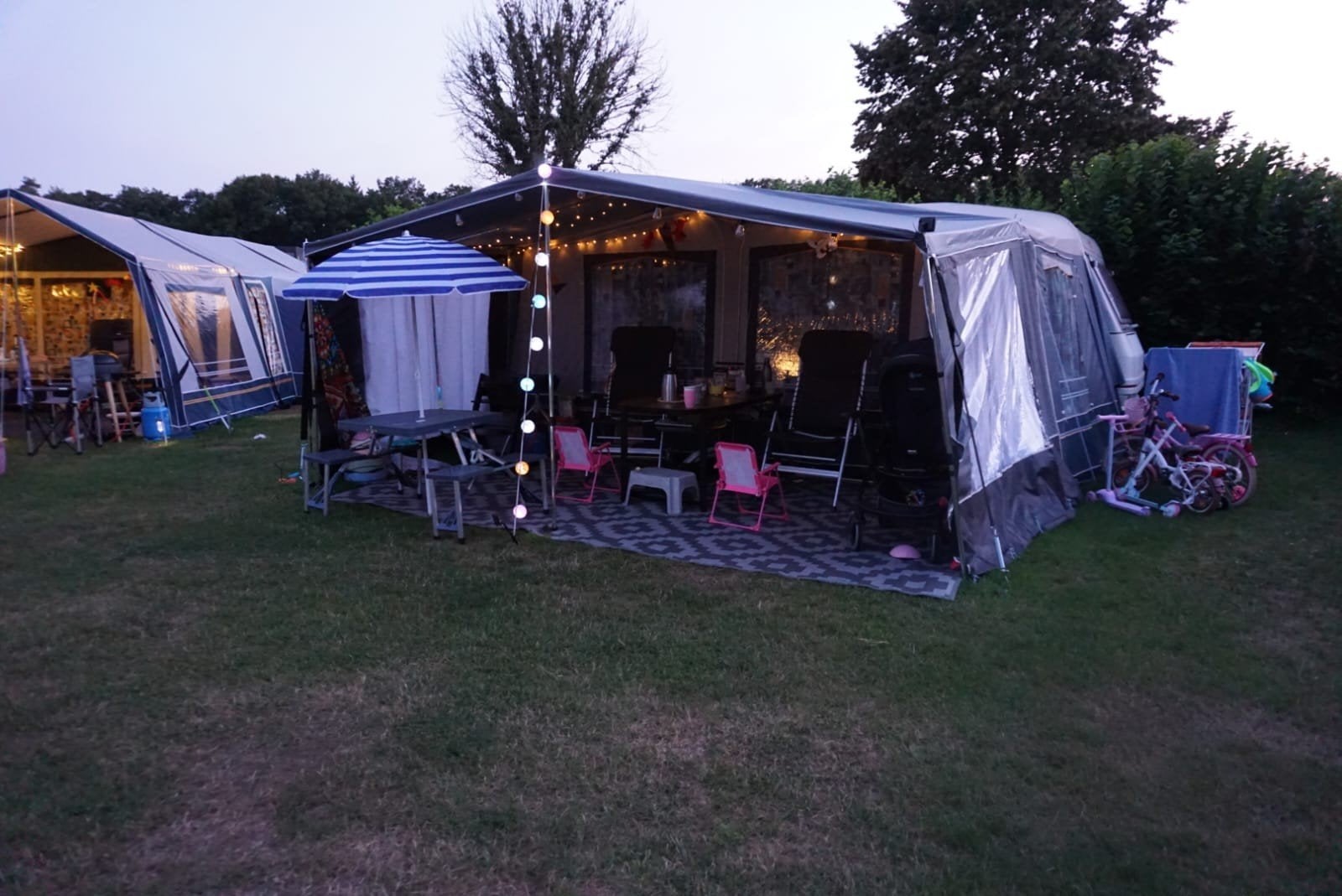Ruime LMC caravan met voortent,dichte luifel en stapelbed., Caravans en Kamperen, Vast bed, Treinzit, 750 - 1000 kg, Particulier