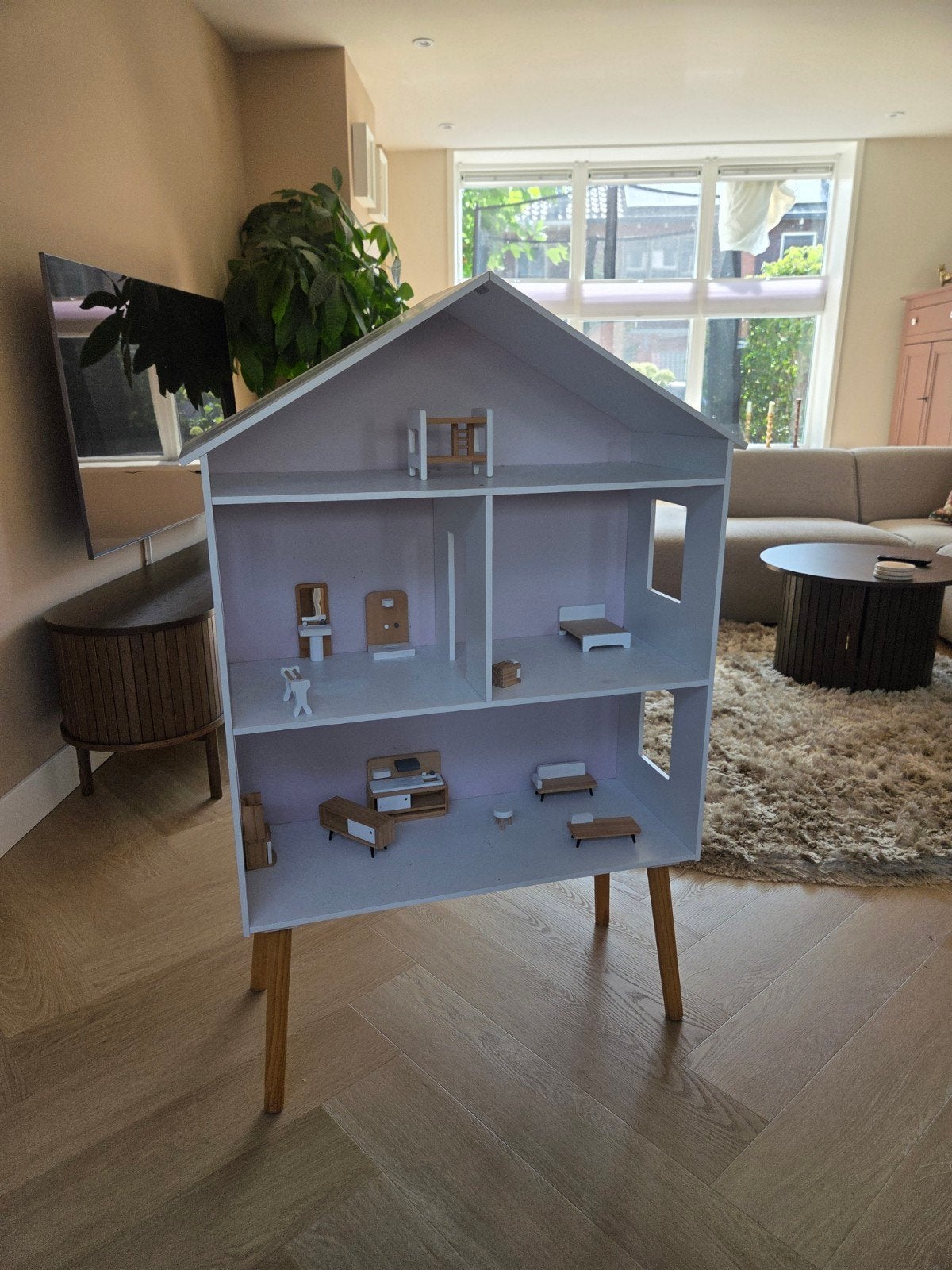 Poppenhuis met meubels en hoge poten, Ophalen, Gebruikt, Poppenhuis