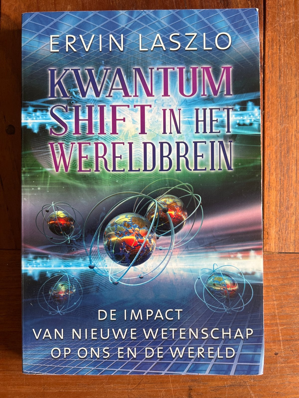 Kwantum Shift in het Wereldbrein - Ervin Laszlo, Boeken, Ophalen of Verzenden, Gelezen, Geesteswetenschap