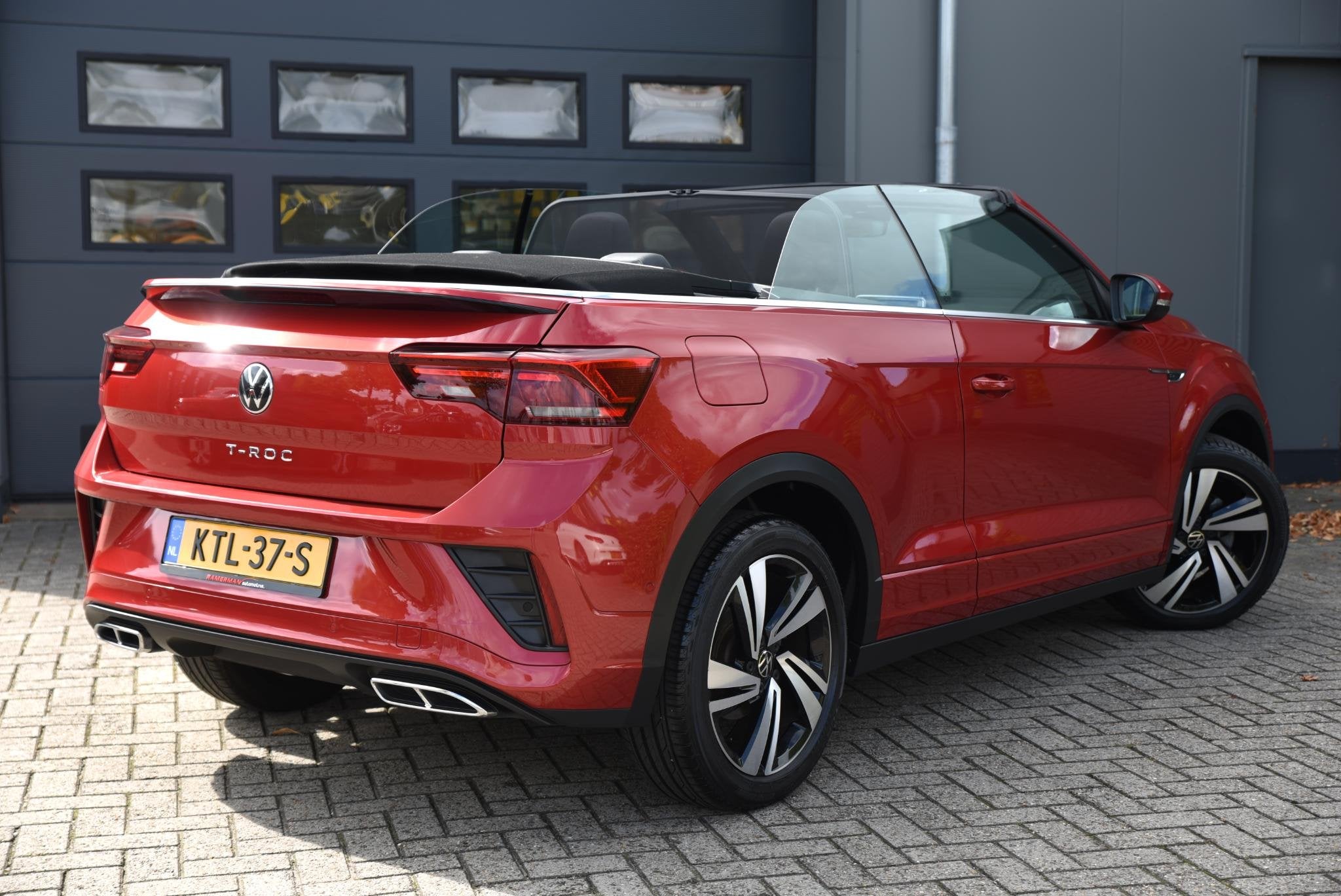 Volkswagen T-Roc Cabrio 1.5 TSI R-Line Trekhaak, Auto's, Dealer onderhouden, Stof, 4 cilinders, 4 stoelen
