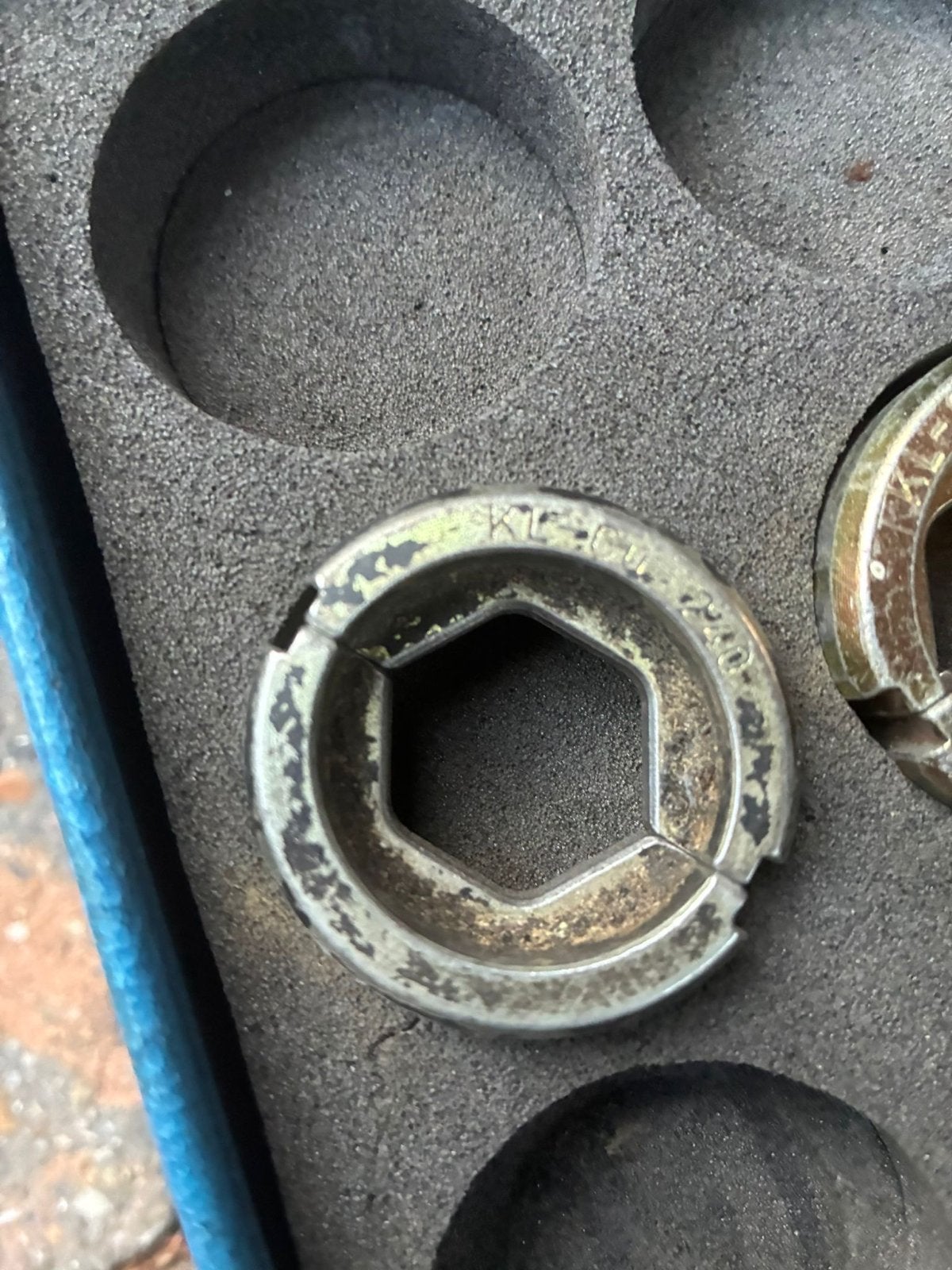 KiauKe LG4 perstang, Acculader met persbekken, Ophalen of Verzenden, Gebruikt
