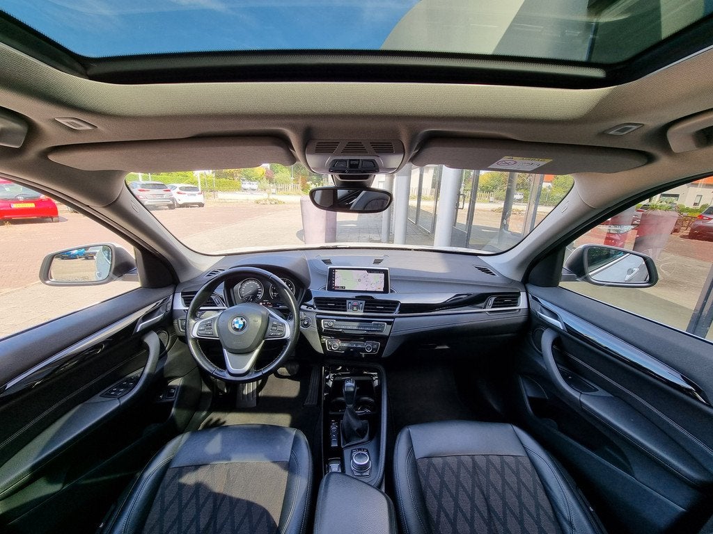 BMW X1 xDrive25e X Line | Panorama | Leder | Widescreen | Ze, Gebruikt, Leder en Stof, Wit, Bedrijf