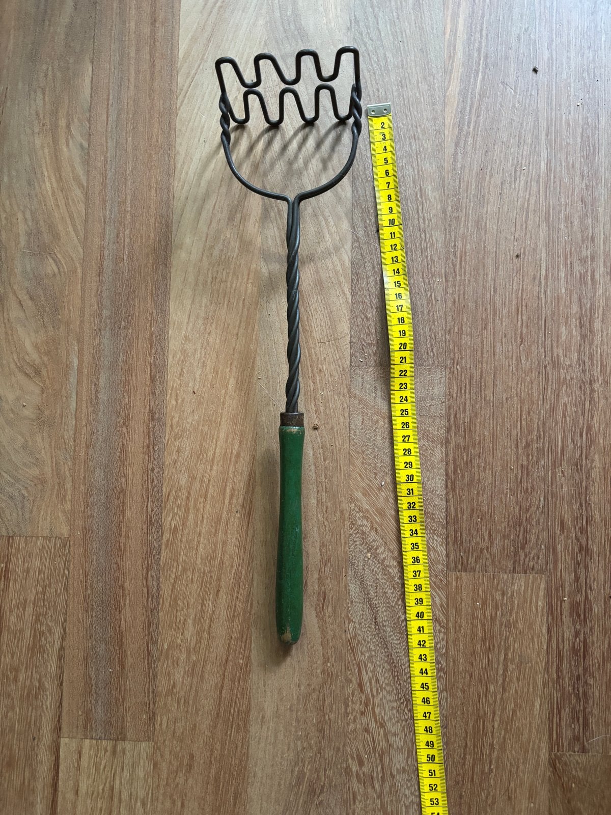 Vintage Tomado Aardappelstamper met Groen Houten Handvat, Antiek en Kunst, Ophalen