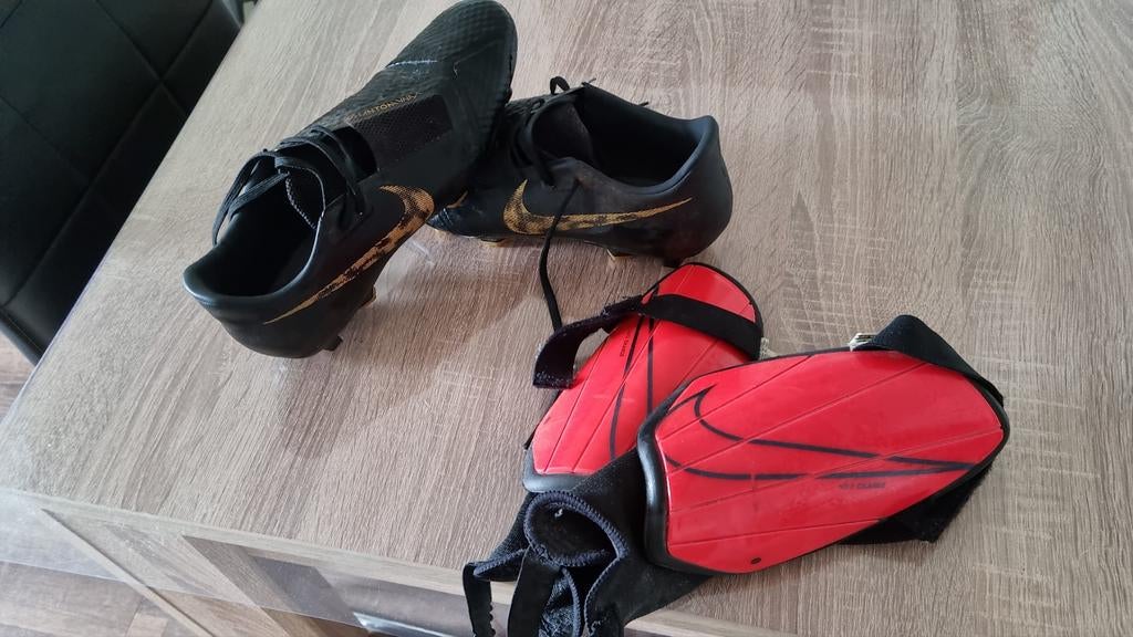 Nike Phantom academy zwart/goud voetbalschoenen + scheenbesc, Ophalen