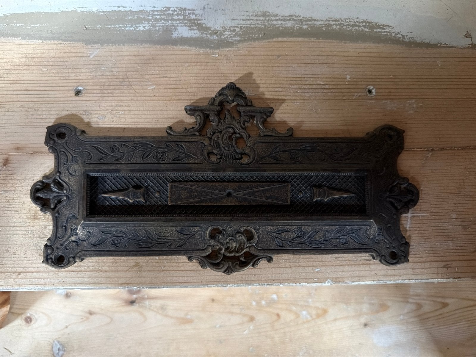 Antieke brievenbusklep - Sierlijk design, Ophalen of Verzenden, Gebruikt, IJzer, Brievenbusklep