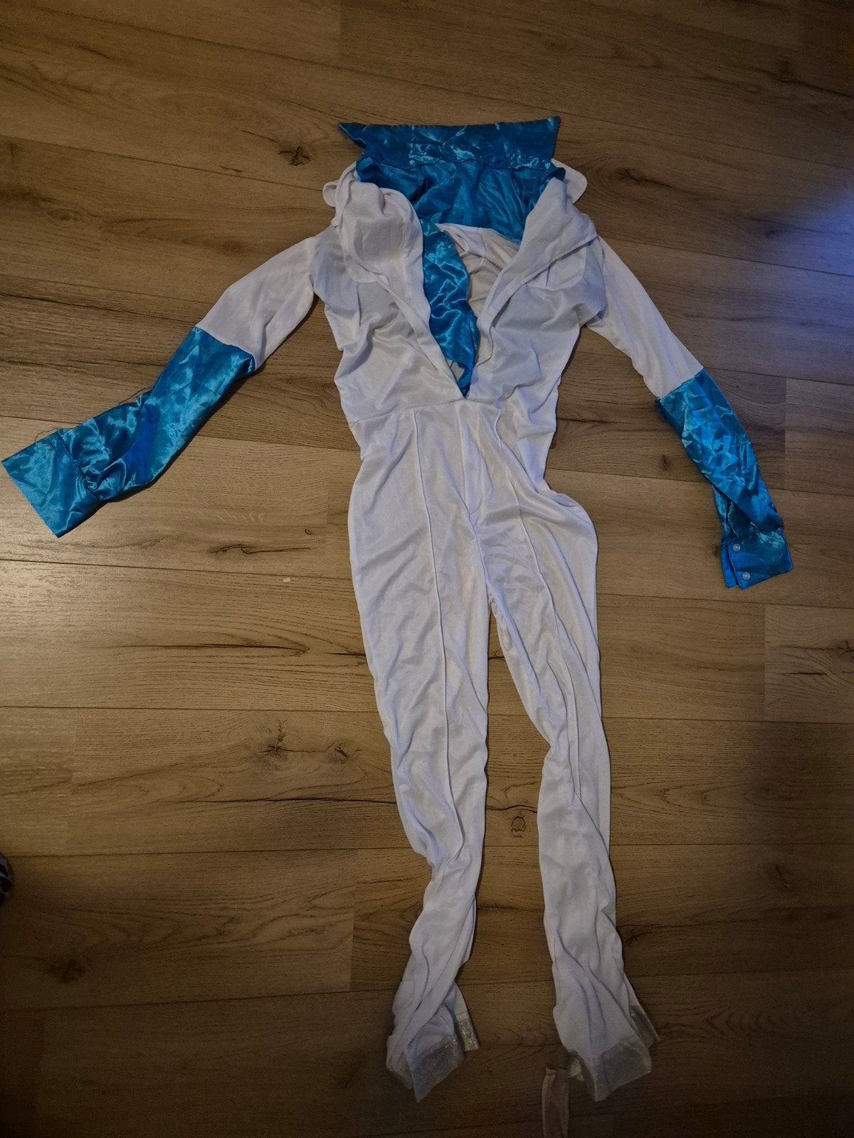 Blauw-wit jumpsuit kostuum, maat S, Ophalen, Zo goed als nieuw, Pak of Jurk