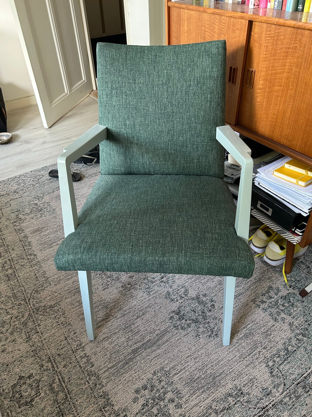 Vintage stoel opnieuw bekleed en geverfd in Early Dew, Ophalen