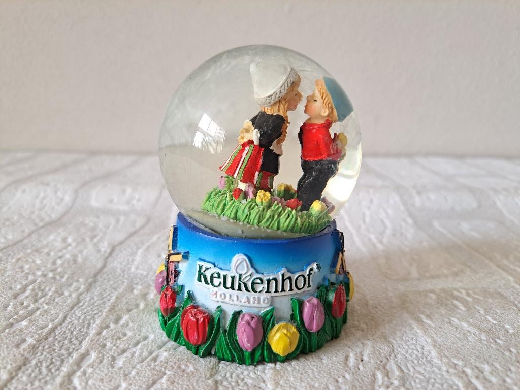 Sneeuwbol met Nederlandse boer en boerin, KEUKENHOF, D6xH9cm, Verzamelen, Beelden en Beeldjes, Ophalen of Verzenden, Zo goed als nieuw