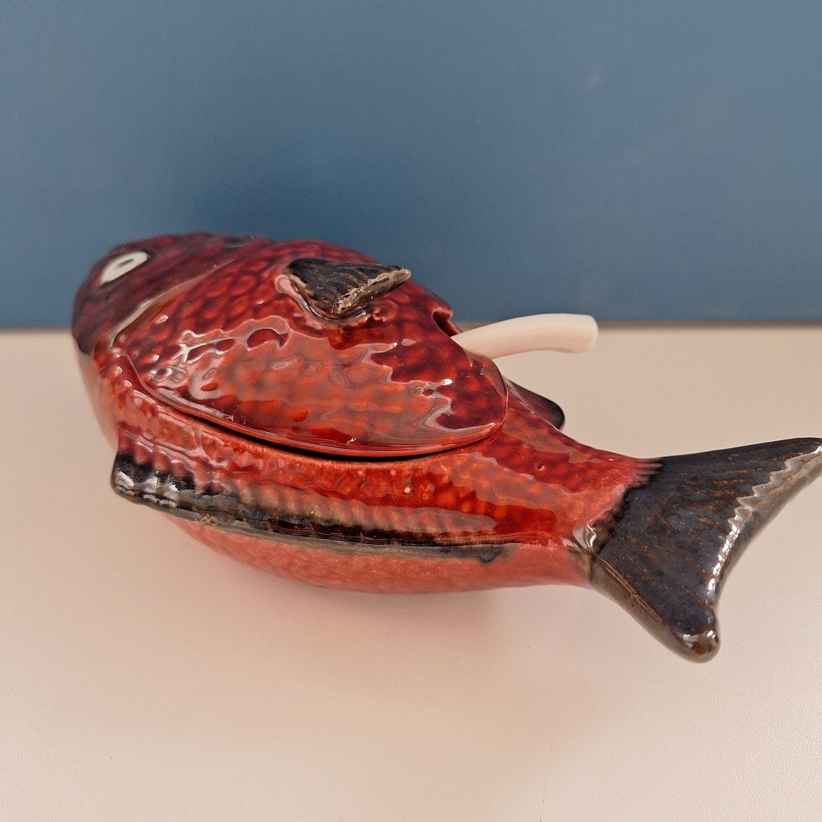 brocante majolica aardewerk vis terrine met lepel, Ophalen of Verzenden