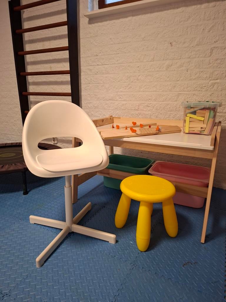 Verstelbaar houten bureau kind ikea. Met stoel,bakken,kruk., Ophalen of Verzenden, Zo goed als nieuw, Tafel(s)