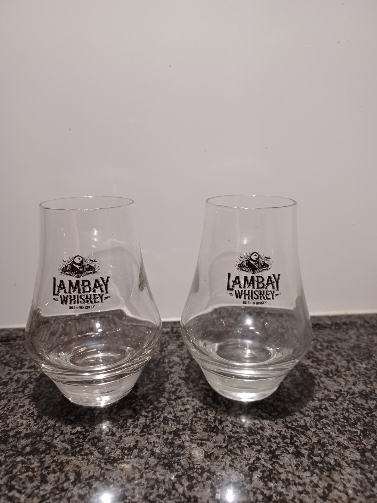 2 Lambay Irish Whisky glaasjes, Ophalen of Verzenden, Zo goed als nieuw, Borrel- of Shotglas