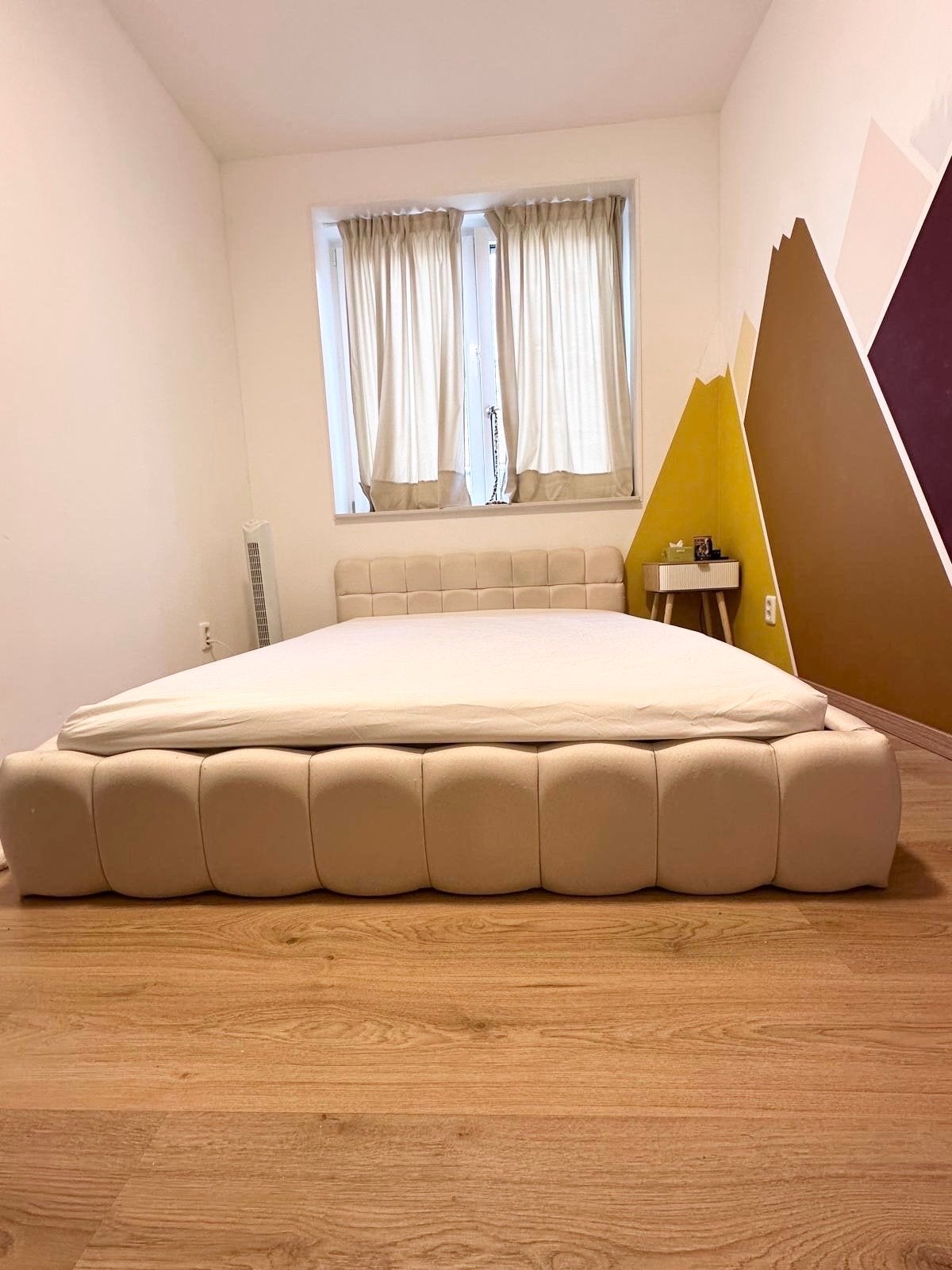 Tweepersoonsbed met gestoffeerd frame en matras, Gebruikt, Beige, Tweepersoons, 200 cm