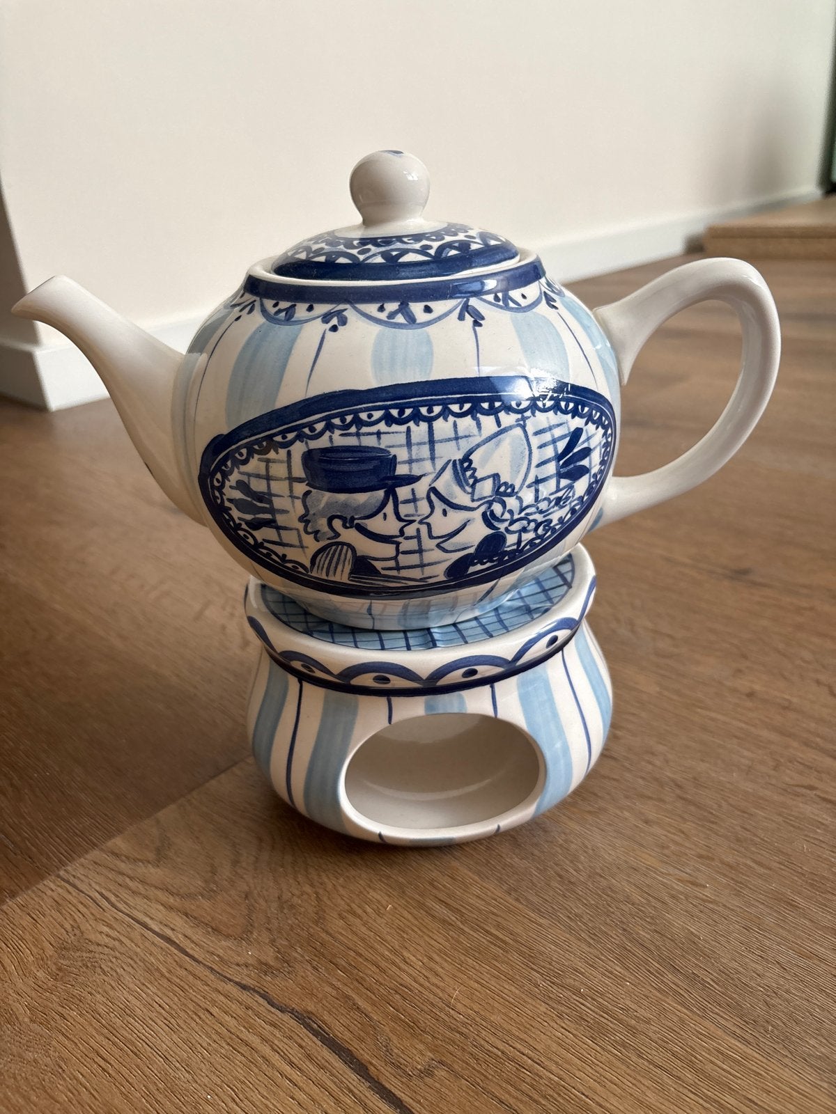 Delfts blauw theepot met theepothouder en bordje, Keramiek, Ophalen of Verzenden, Zo goed als nieuw, Delftsblauw