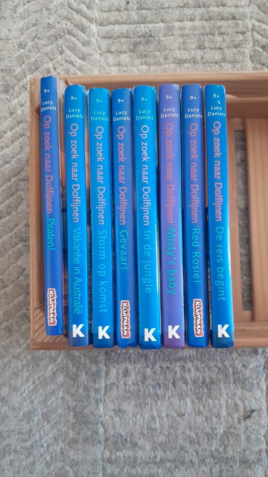 8 boeken uit serie Op zoek naar dolfijnen van Lucy Daniels, Boeken, Ophalen of Verzenden, Gelezen, Lucy Daniels, Fictie