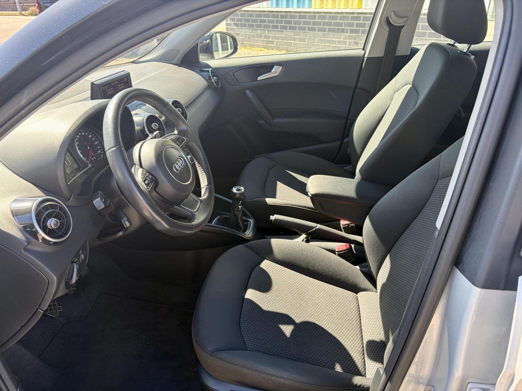 Audi A1 Sportback 1.2 TFSI Attraction S-line 5 deurs, Auto's, Audi, Euro 5, 4 cilinders, Met garantie (alle), 4 stoelen