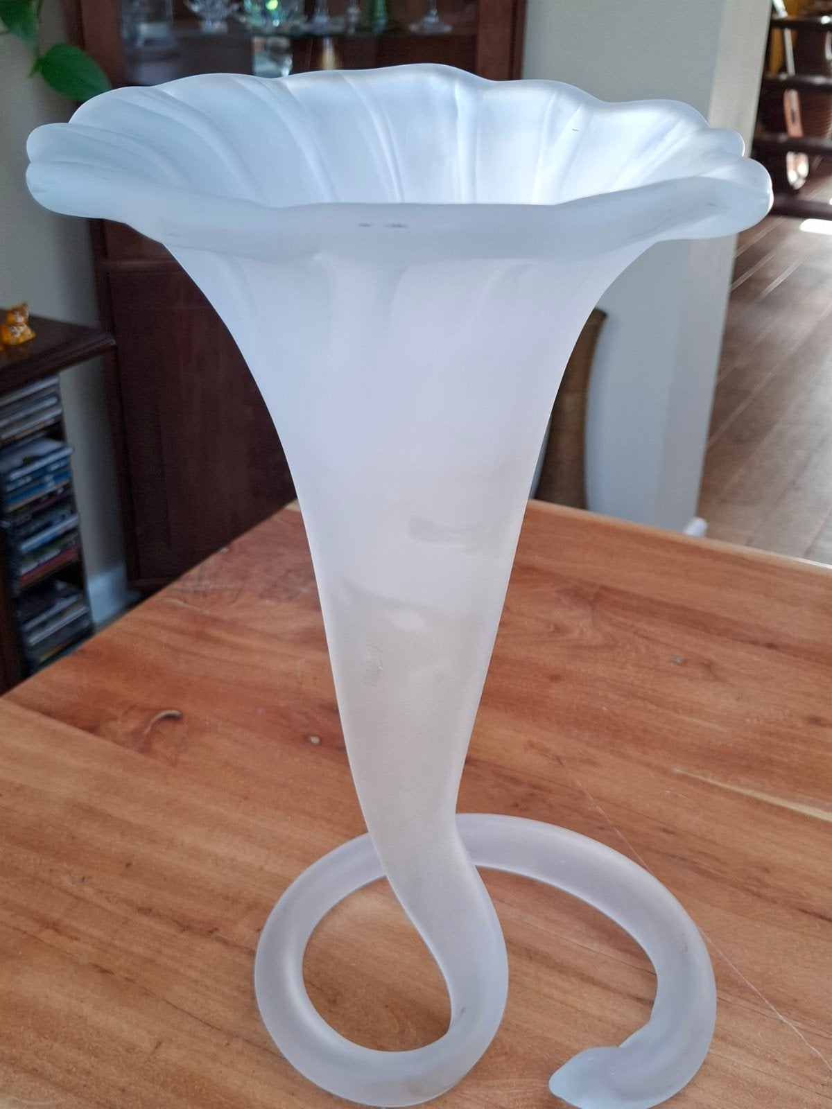 Grote vintage Trompetvaas van mat glas, Overige kleuren, Ophalen of Verzenden, Minder dan 50 cm, Glas
