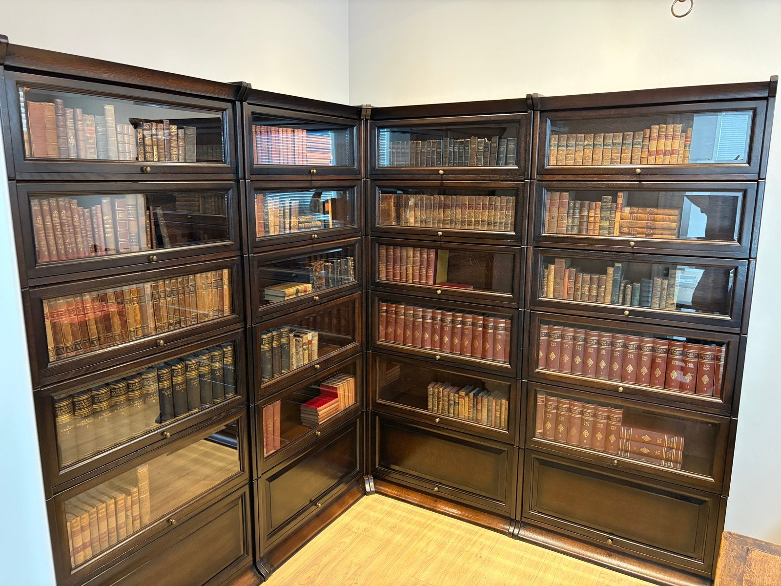 Engelse eiken hoek boekenkast model Globe Wernicke, Antiek en Kunst, Ophalen of Verzenden