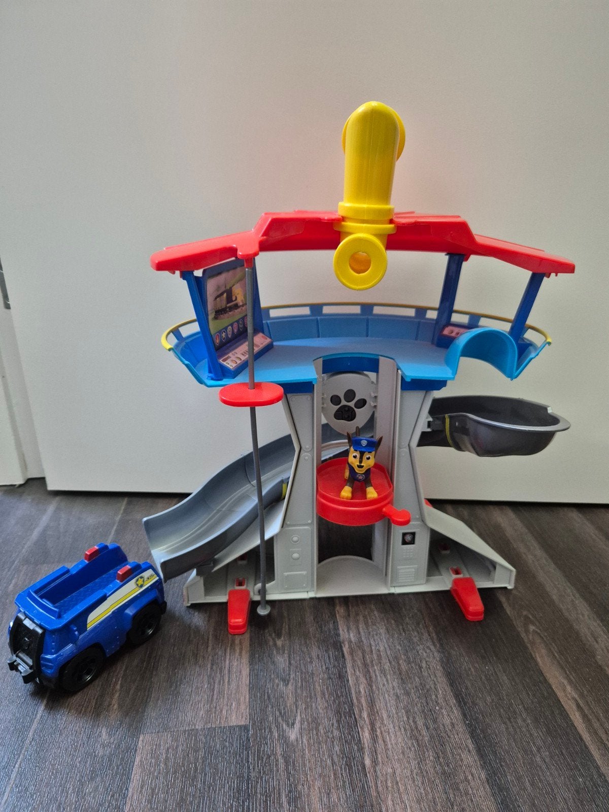 Paw Patrol - uitkijktoren met chase auto, Ophalen