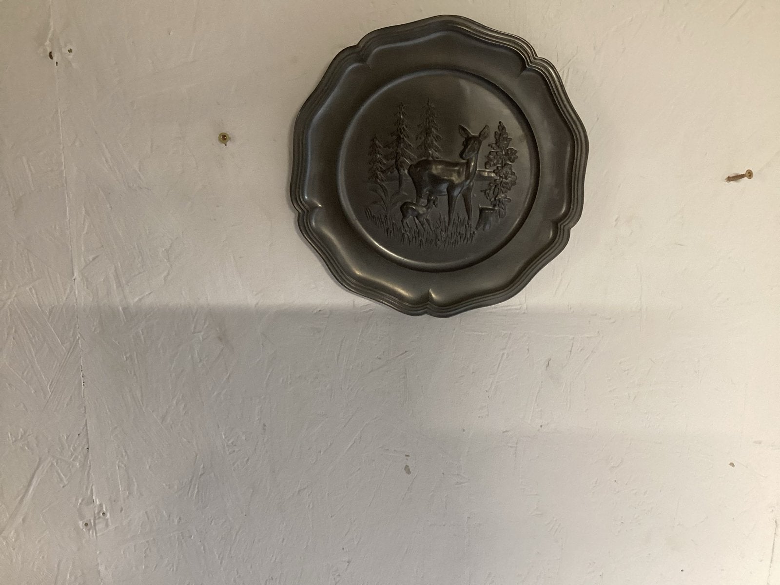 Vintage tinnen wandbord met hertmotief - 23 cm, Antiek en Kunst, Antiek | Tin, Ophalen of Verzenden