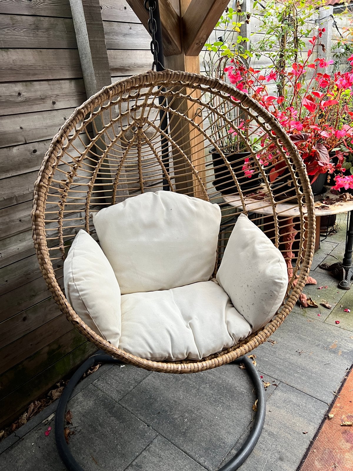 Hangstoel met standaard en kussen, Ophalen, Gebruikt, Wicker