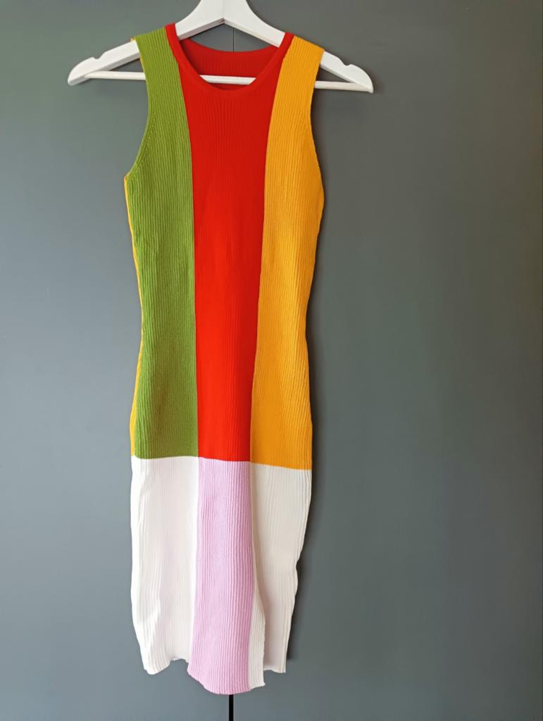 Kleurrijk jurkje mt S, geribbelde stof, Kleding | Dames, Overige kleuren, Ophalen of Verzenden, Maat 36 (S), Onder de knie