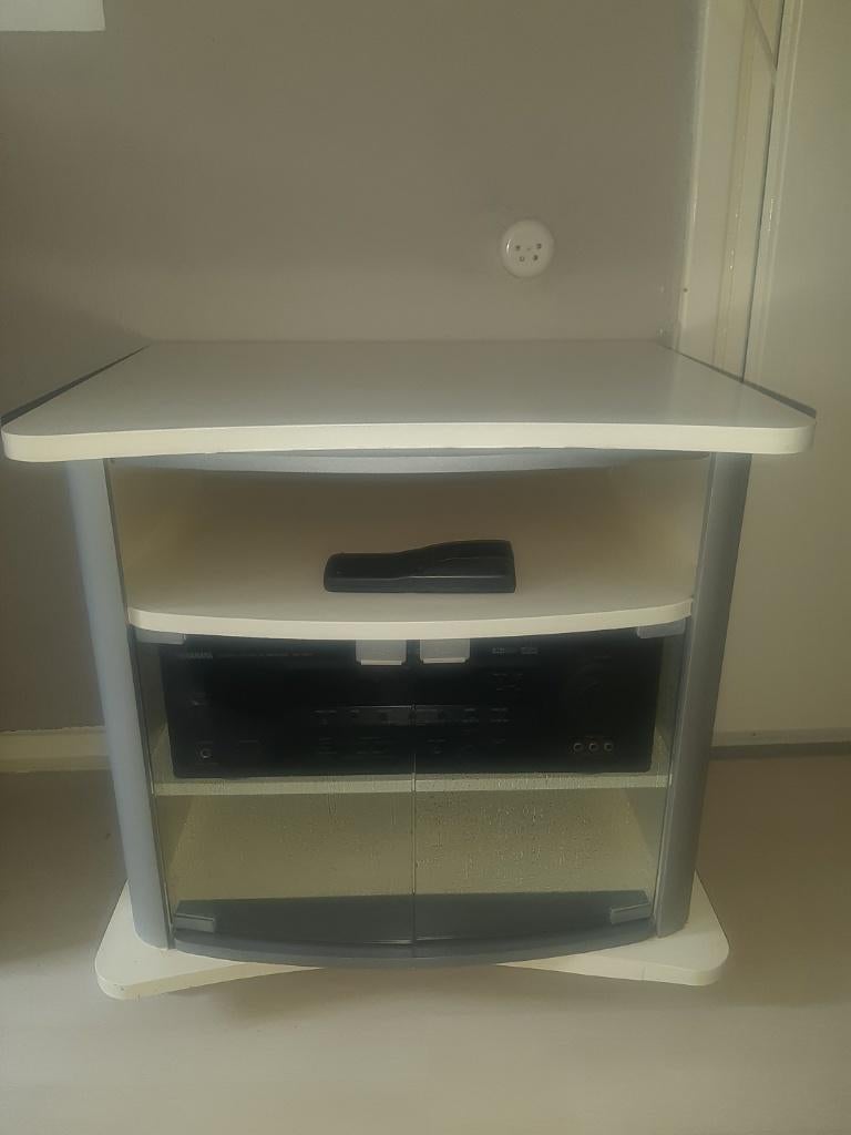 Wit met zilver tv radio kastje met glazen deurtjes 100,-, Huis en Inrichting, Kasten | Televisiemeubels, Ophalen, Glas, 50 tot 100 cm